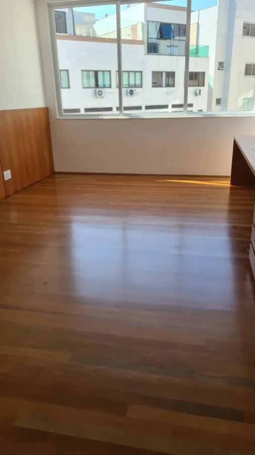 Apartamento com piso de madeira — quarto janela. Obra da Alta Construtora.