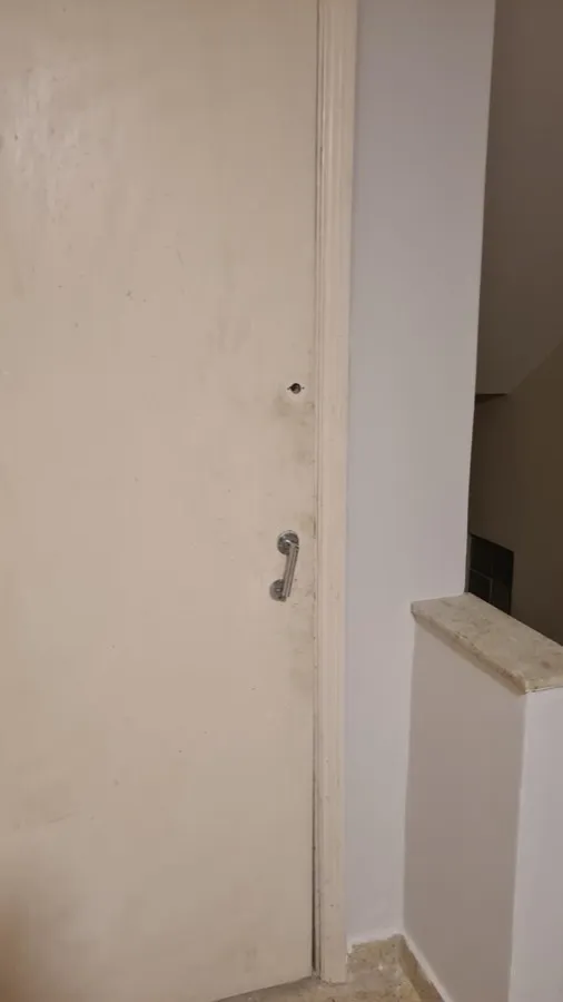 Apartamento com piso de madeira — porta antes pintura. Obra da Alta Construtora.