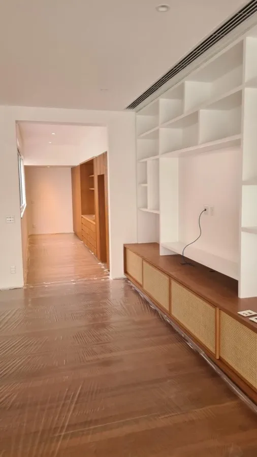 Apartamento com piso de madeira — sala marcenaria palhinha obra. Obra da Alta Construtora.