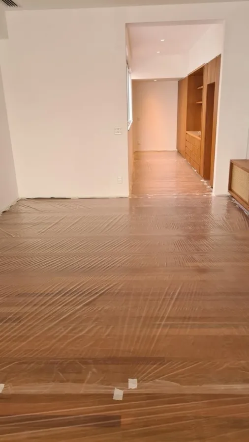 Apartamento com piso de madeira — sala piso protegido obra. Obra da Alta Construtora.