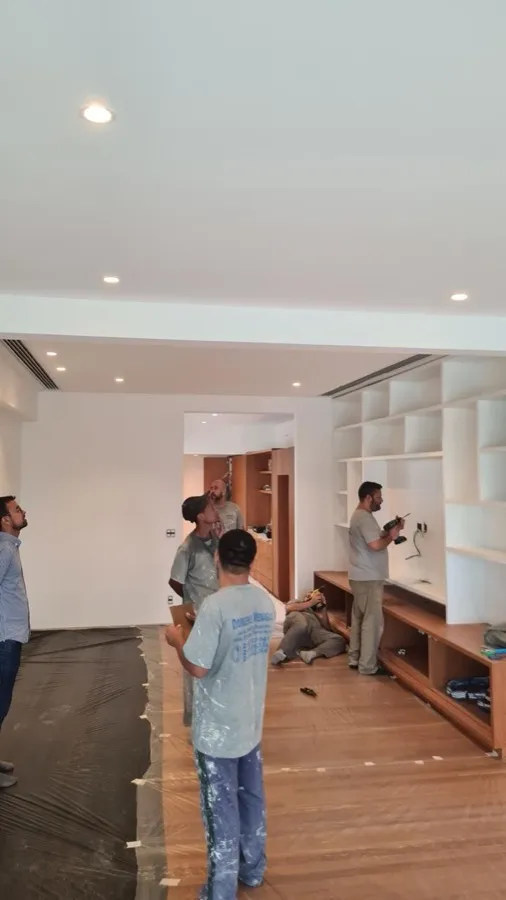 Apartamento com piso de madeira — equipe em obra. Obra da Alta Construtora.