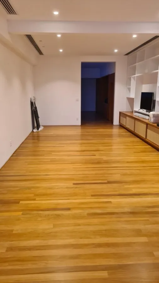 Apartamento com piso de madeira — sala tv. Obra da Alta Construtora.