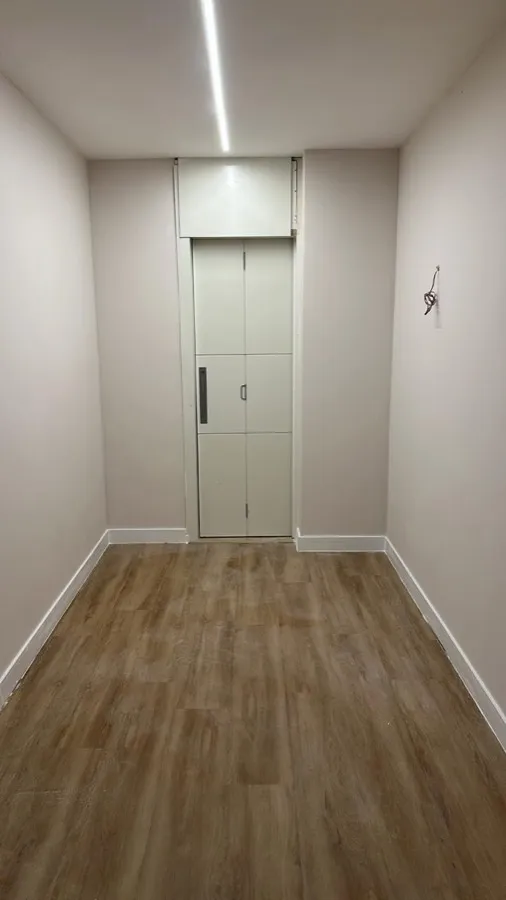 Apartamento com piso vinílico — quarto armário. Obra da Alta Construtora.