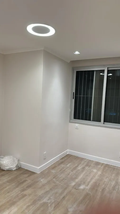 Apartamento com piso vinílico — quarto janela. Obra da Alta Construtora.