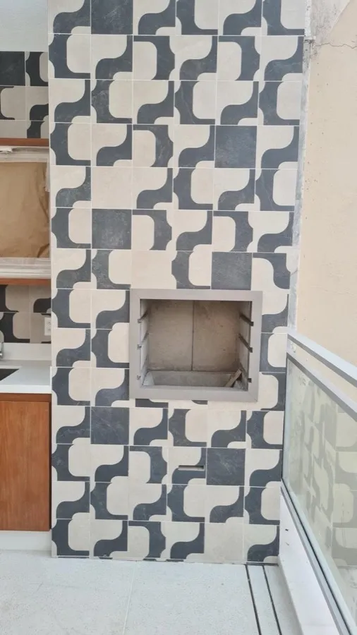 Cobertura com área gourmet — churrasqueira azulejo. Obra da Alta Construtora.