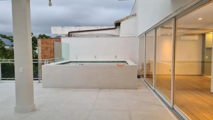 Cobertura com área gourmet — piscina. Obra da Alta Construtora.