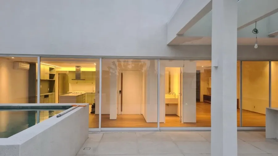 Cobertura com área gourmet — piscina anoitecer. Obra da Alta Construtora.