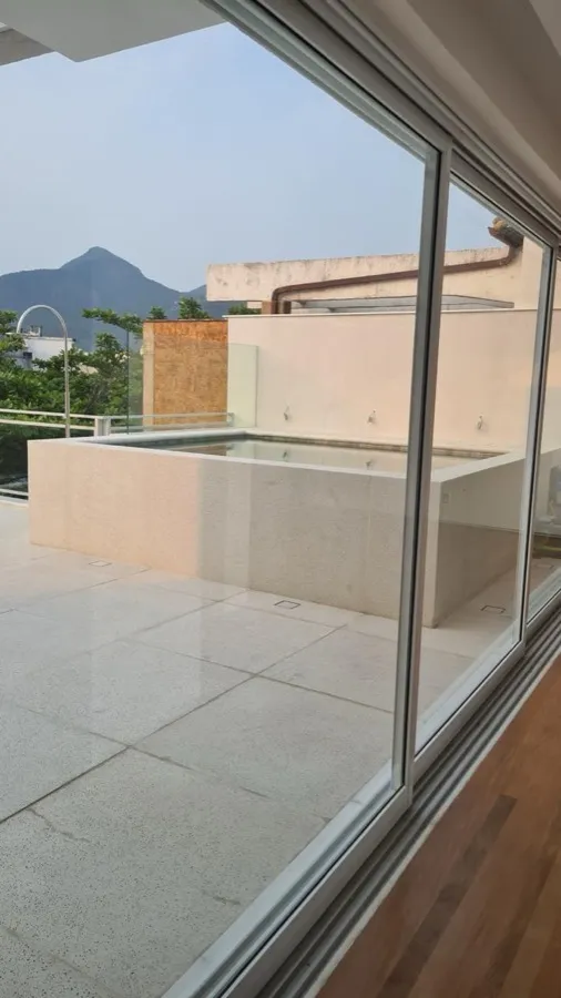 Cobertura com área gourmet — piscina vista morro. Obra da Alta Construtora.