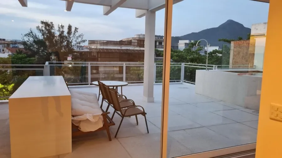 Cobertura com área gourmet — varanda estar vista. Obra da Alta Construtora.
