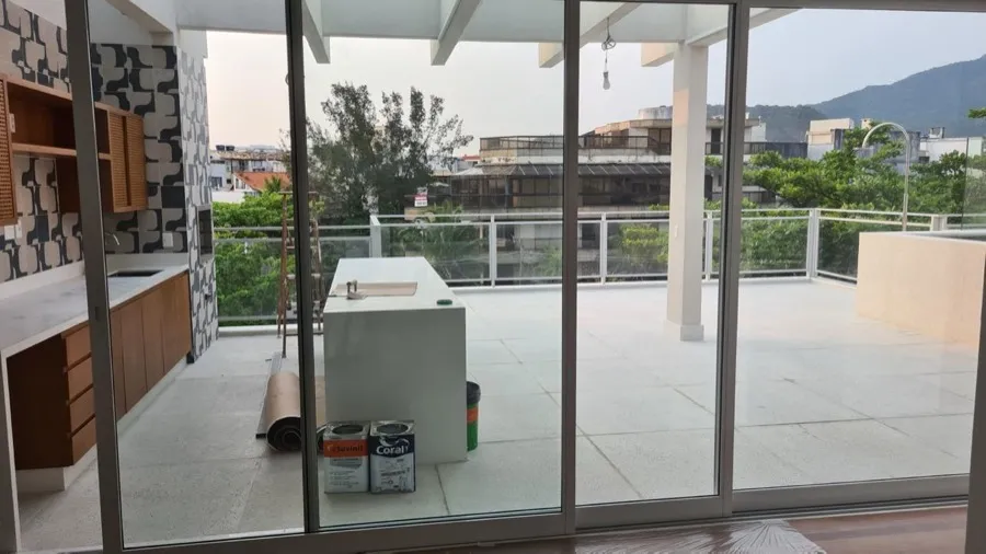 Cobertura com área gourmet — obra pintura. Obra da Alta Construtora.