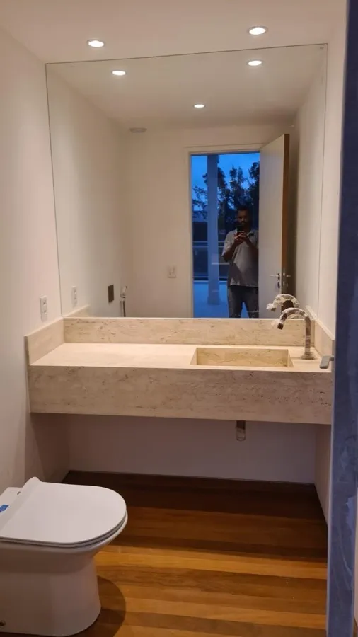 Cobertura com área gourmet — lavabo. Obra da Alta Construtora.