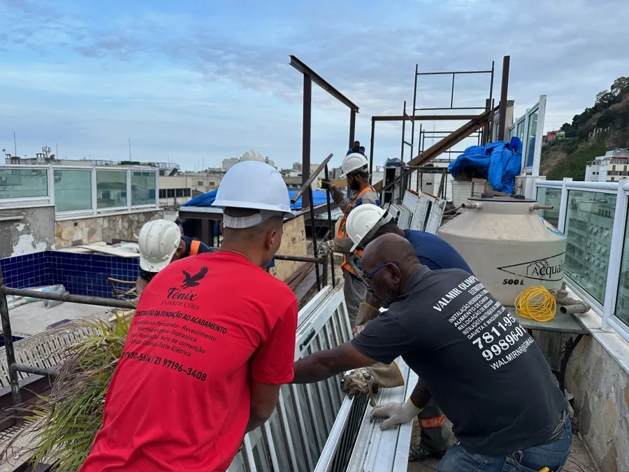 Cobertura com piscina — obra guarda corpo. Obra da Alta Construtora.