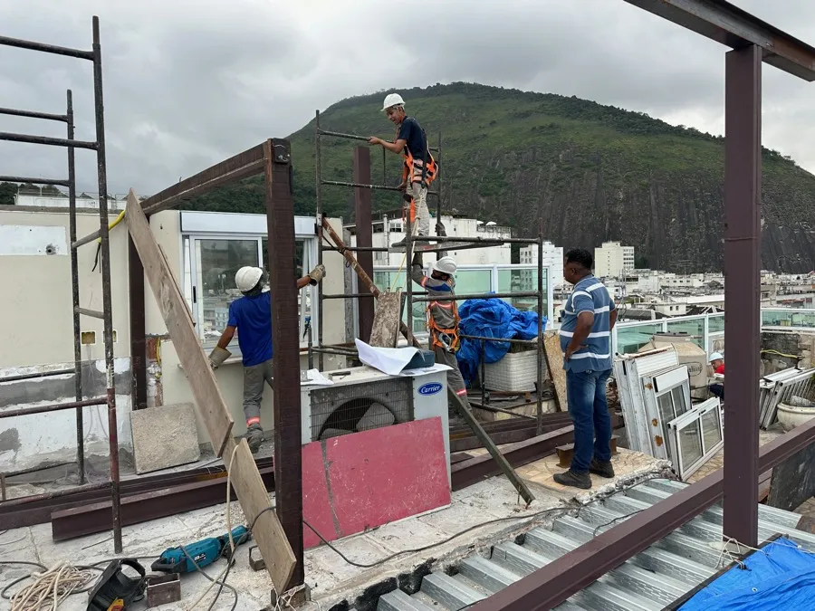 Cobertura com piscina — obra estrutura metálica. Obra da Alta Construtora.