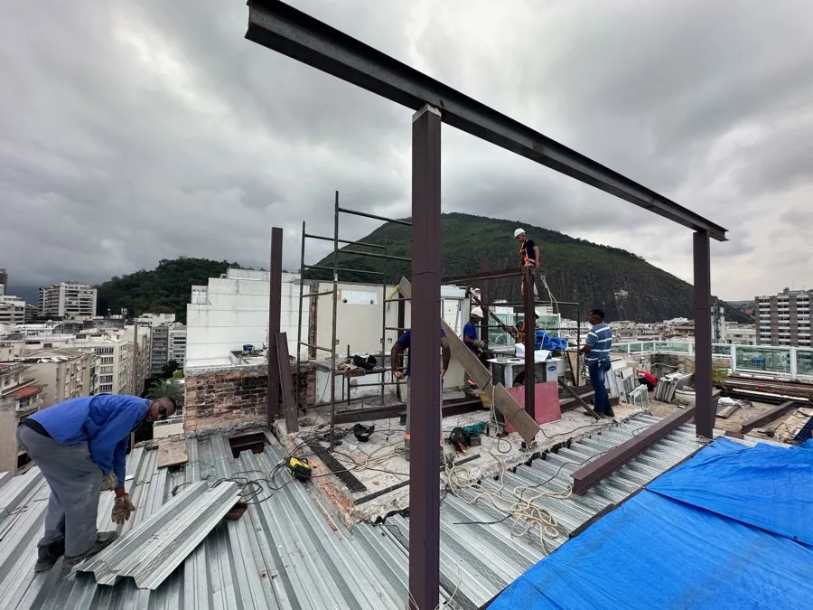 Cobertura com piscina — obra viga telhado. Obra da Alta Construtora.