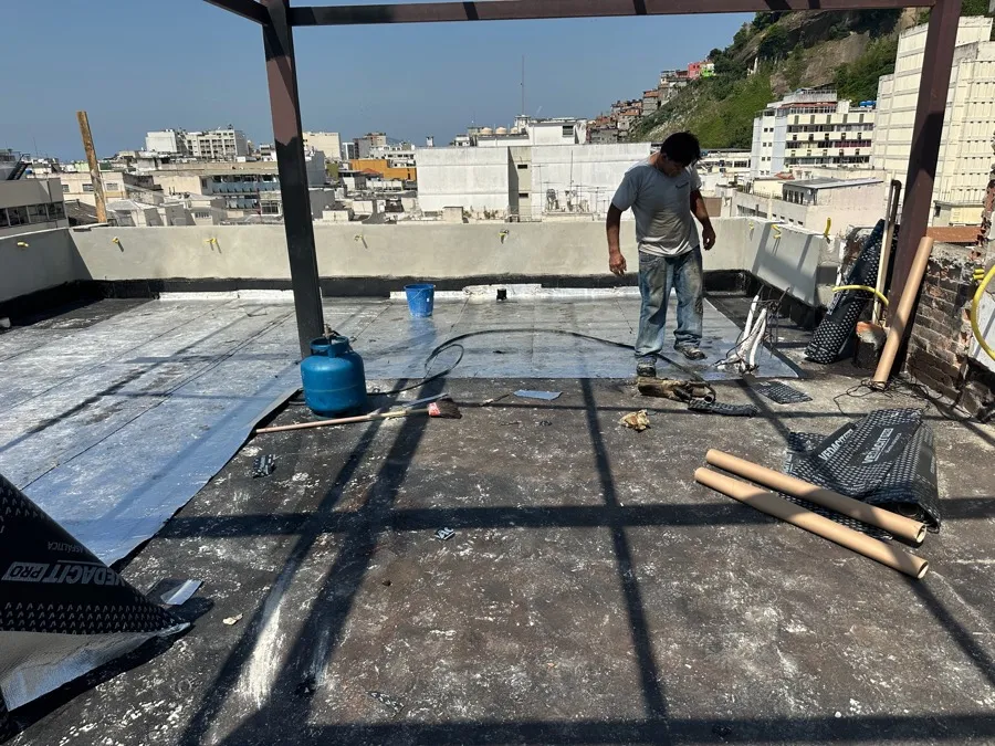 Cobertura com piscina — obra impermeabilização laje. Obra da Alta Construtora.