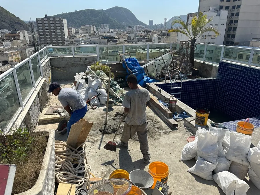 Cobertura com piscina — obra piscina alvenaria. Obra da Alta Construtora.
