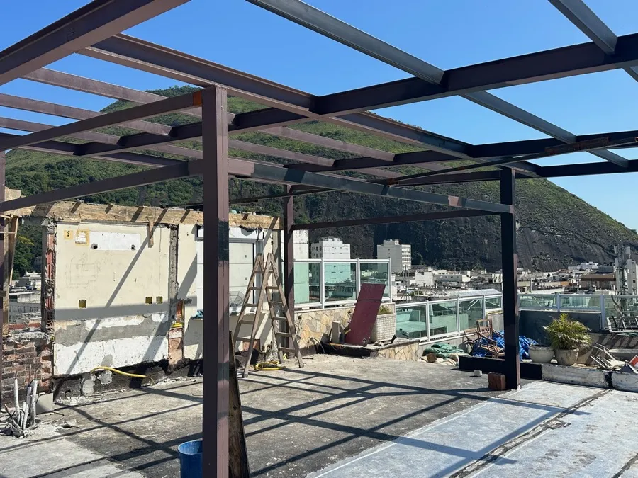 Cobertura com piscina — obra pergolado metalico. Obra da Alta Construtora.