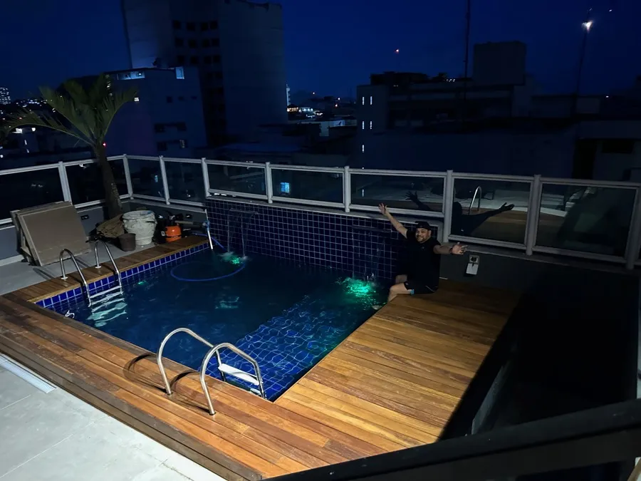 Cobertura com piscina — piscina deck concluída. Obra da Alta Construtora.