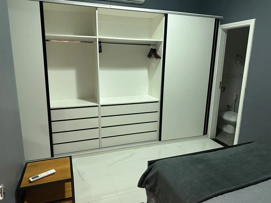 Cobertura com piscina — quarto armário. Obra da Alta Construtora.