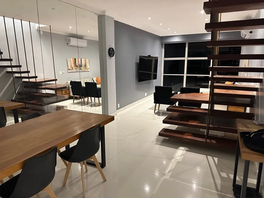 Cobertura com piscina — sala jantar escada. Obra da Alta Construtora.