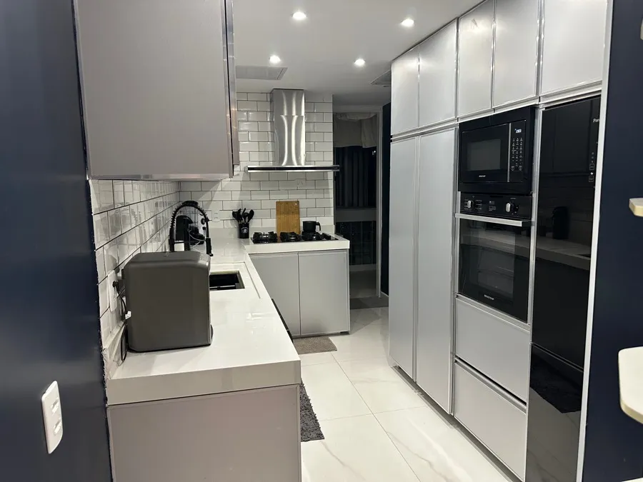 Cobertura com piscina — cozinha. Obra da Alta Construtora.