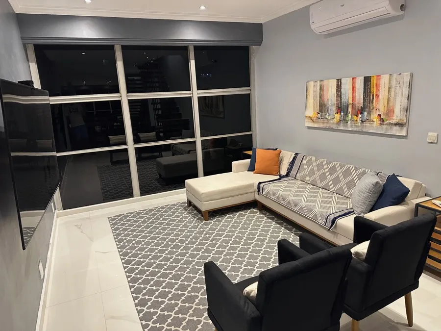 Cobertura com piscina — sala estar. Obra da Alta Construtora.