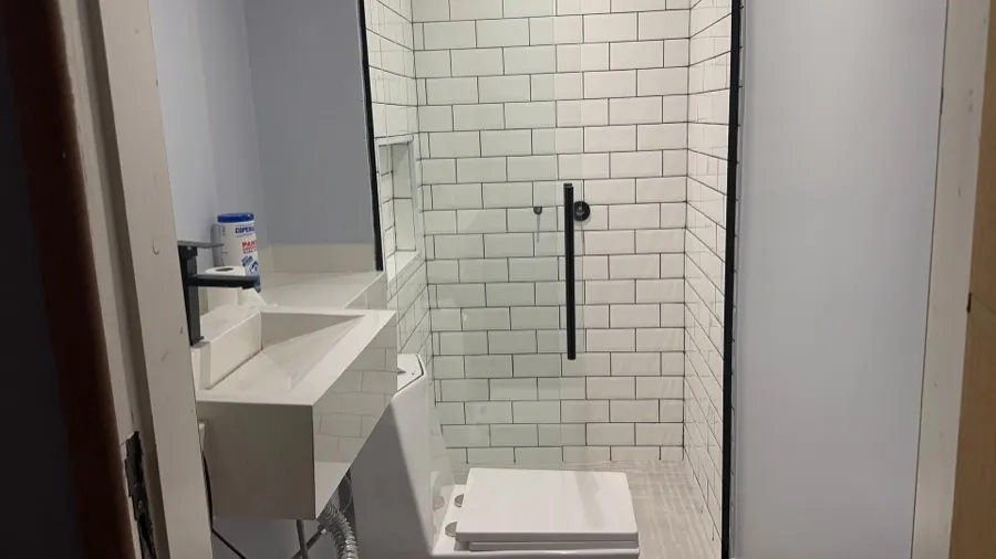 Cobertura com piscina — banheiro. Obra da Alta Construtora.