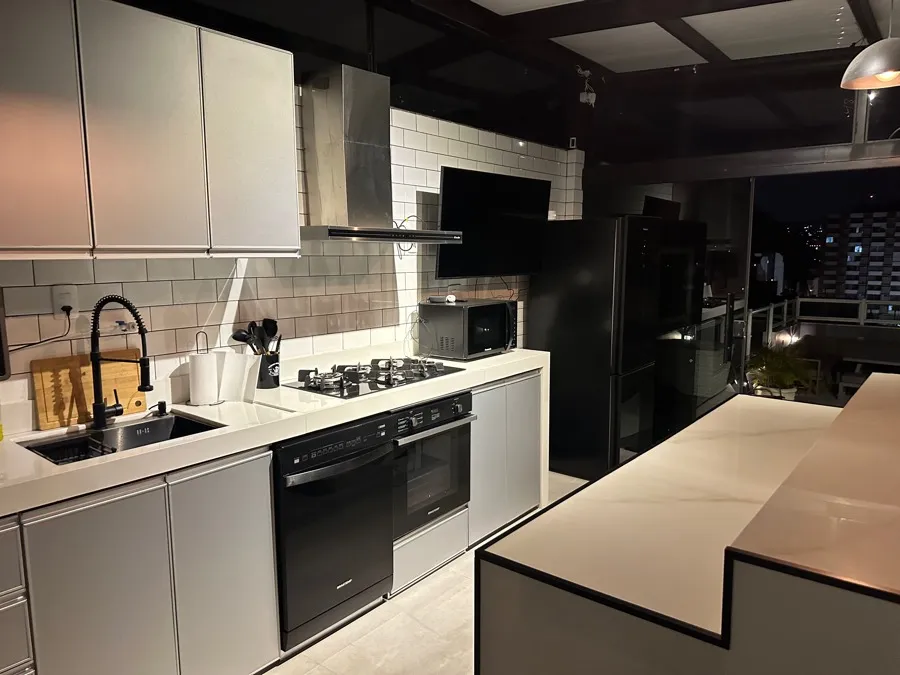 Cobertura com piscina — cozinha gourmet. Obra da Alta Construtora.