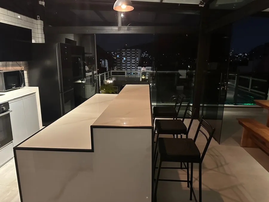 Cobertura com piscina — ilha bancada. Obra da Alta Construtora.