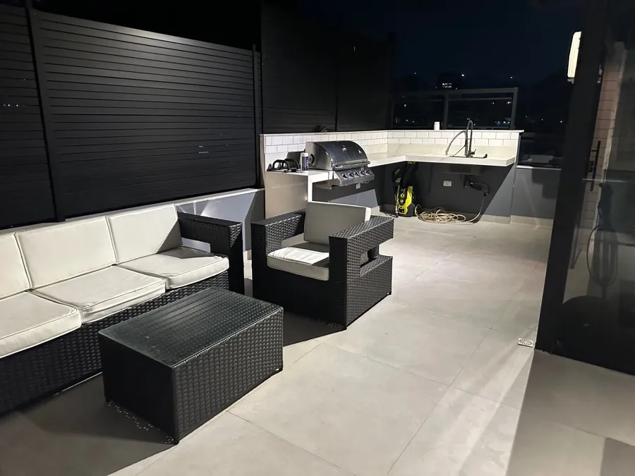 Cobertura com piscina — churrasqueira lounge. Obra da Alta Construtora.