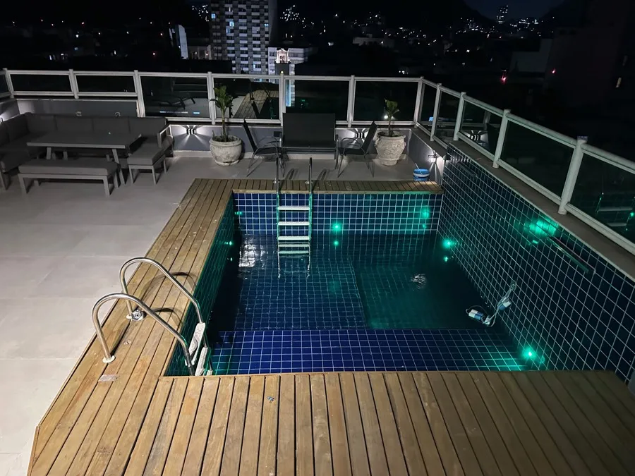Cobertura com piscina — piscina deck noite. Obra da Alta Construtora.