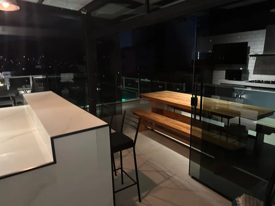 Cobertura com piscina — mesa comunitária. Obra da Alta Construtora.