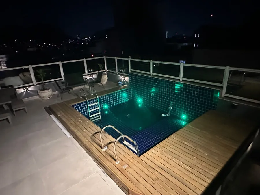 Cobertura com piscina — piscina iluminada. Obra da Alta Construtora.