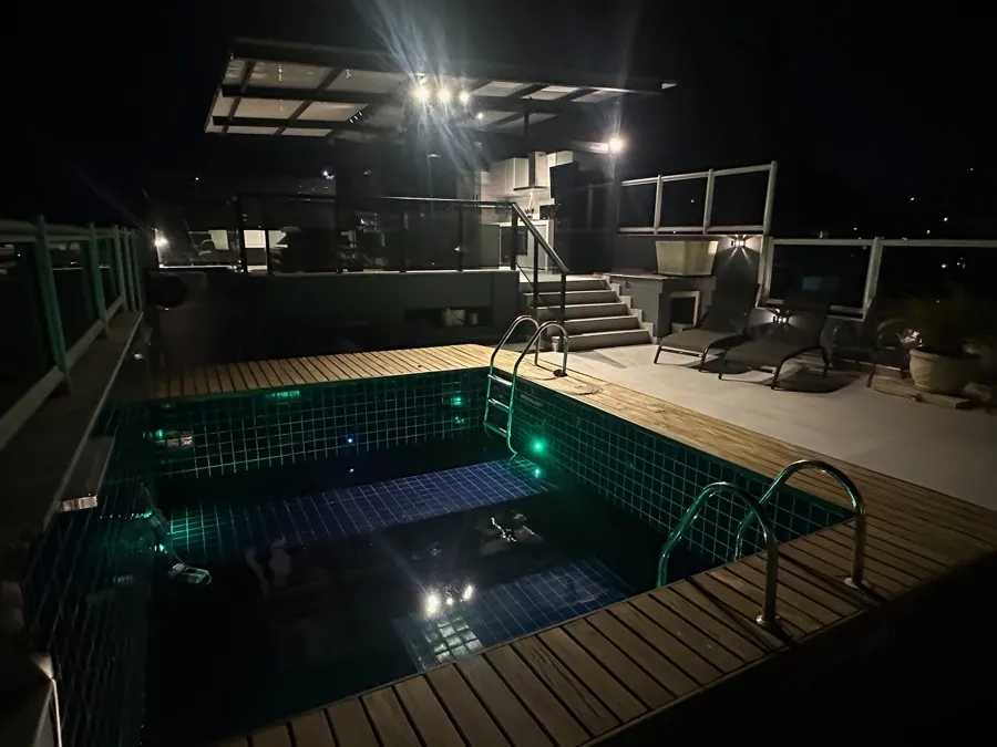 Cobertura com piscina — piscina vista ampla. Obra da Alta Construtora.